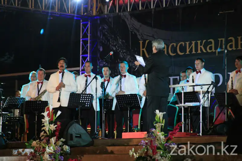 Парад оркестров в Алматы завершали классикой рока (фото) Парад оркестров в Алматы завершали классикой рока (фото), фото - Новости Zakon.kz от 10.09.2012 17:38