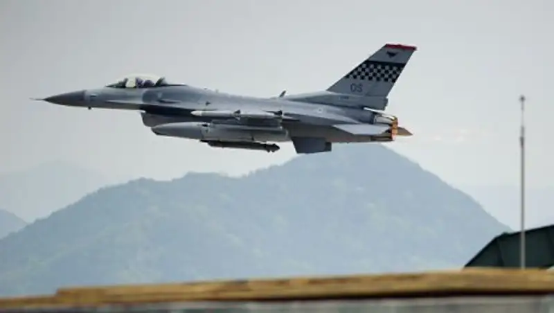 Истребитель ВВС США сбросил два топливных бака в южнокорейское озеро