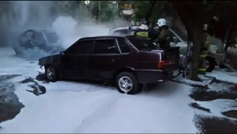 В Алматы сгорели четыре автомобиля