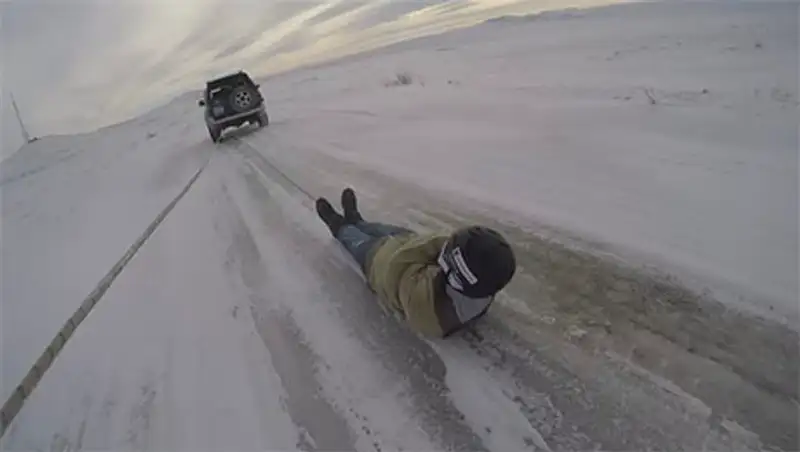 В Усть-Каменогорске фокусник - экстремальщик совершил смертельно опасный трюк