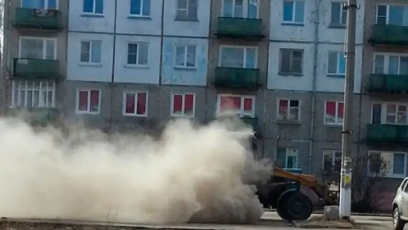 Пыльная буря или секретное оружие: Как убирают улицы Темиртау