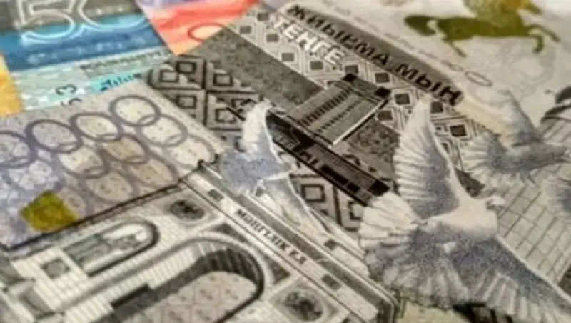 Курс доллара составил 320 тенге