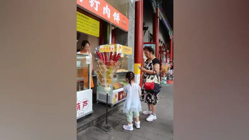 Китай Пекин уличная еда девочка женщина, фото - Новости Zakon.kz от 05.09.2023 14:20