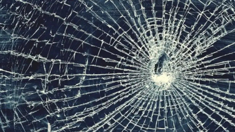 Легковушка врезалась в дерево в Караганде, один человек погиб