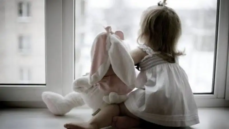 В Актау девочка гуляла по подоконнику пятиэтажки