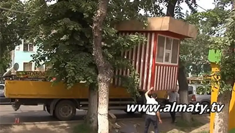 В Алматы продолжается борьба со стихийной торговлей