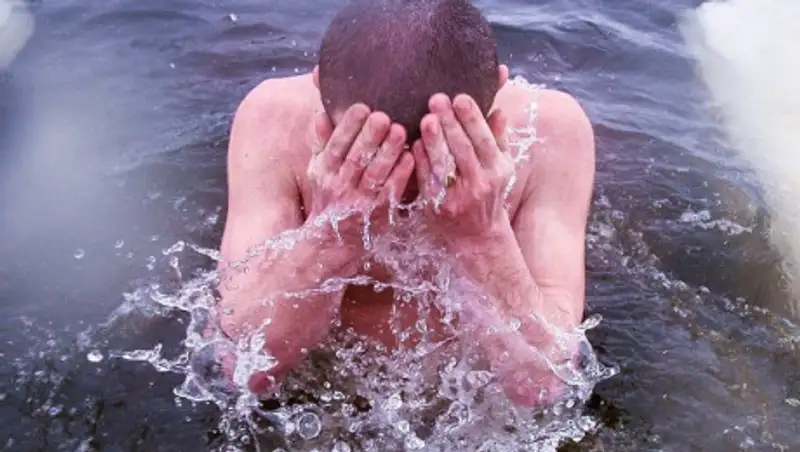 Кому можно купаться в проруби