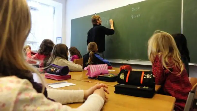 Школьница сделала предложение преподавателю на уроке