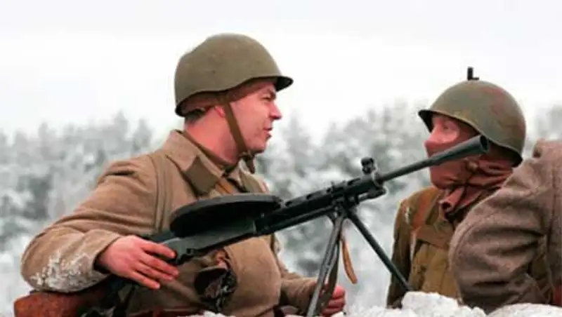 Украинских солдат экипировали касками времен ВОВ