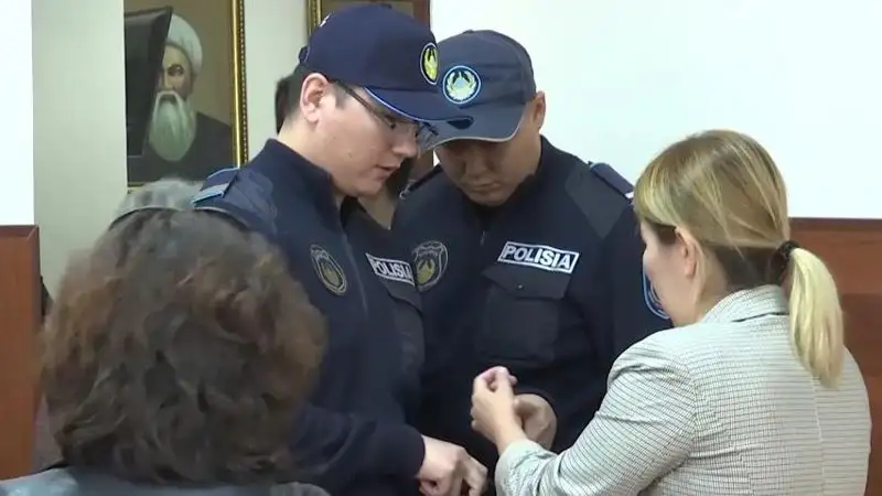 Хищение в "Мангистау Медиа": экс-главу и бухгалтера медиахолдинга отправили за решетку