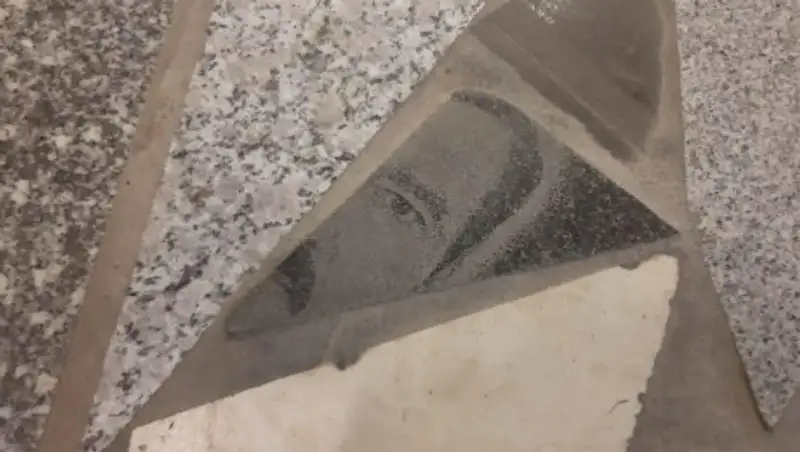 Дочь узнала фото отца на плитке в полу ТД в Усть-Каменогорске