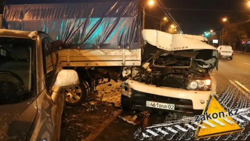 В Алматы пьяный водитель спровоцировал крупное ДТП