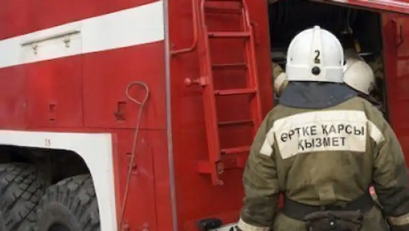 В Атырау от удара молнии сгорел двухэтажный дом