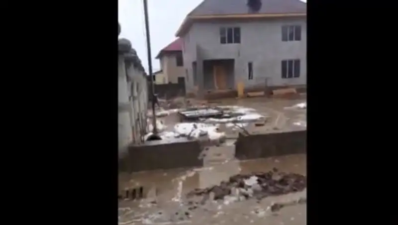 Талые воды топят поселок под Алматы