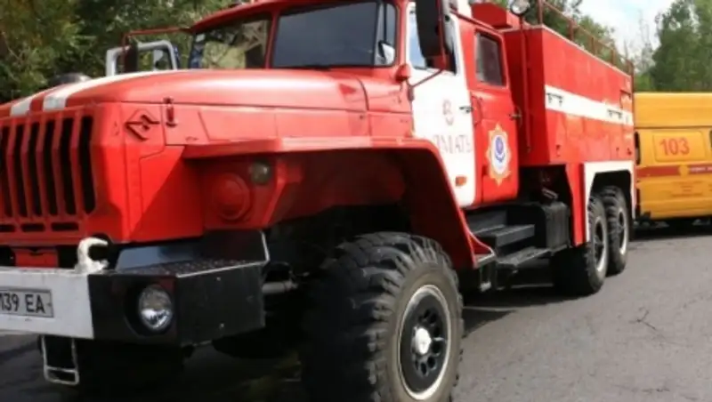 Пожарные Астаны спасли девочку, закрытую в квартире