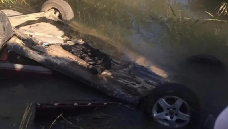 Машина вылетела с дороги в реку в Чемолгане, двое погибли