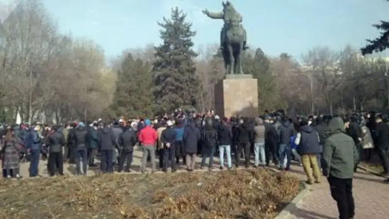 В Бишкеке свыше 300 человек вышли на митинг против коррупции