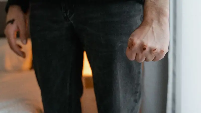 Казахстанский психолог раскрывает причину прилюдного избиения женщины