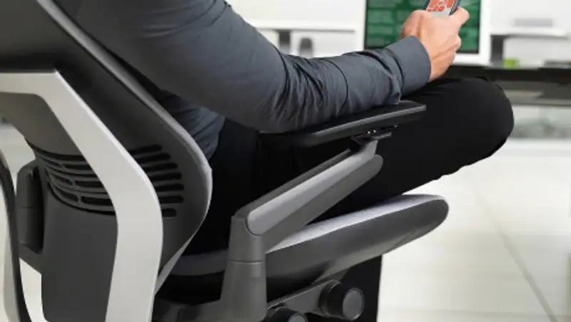 Взятку креслом получил офицер полиции