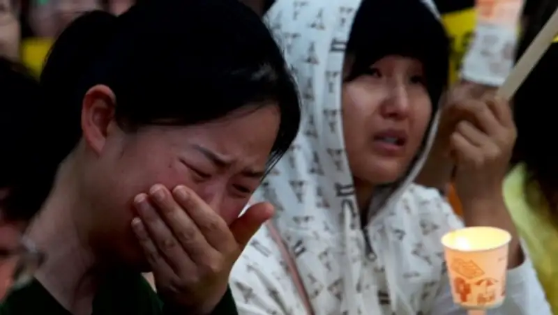 Поиски моряков с затонувшего южнокорейского траулера затруднены наступлением темноты