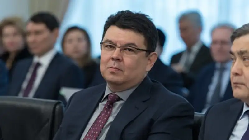 Бозумбаев обещал проверить качество бензина на своем автомобиле