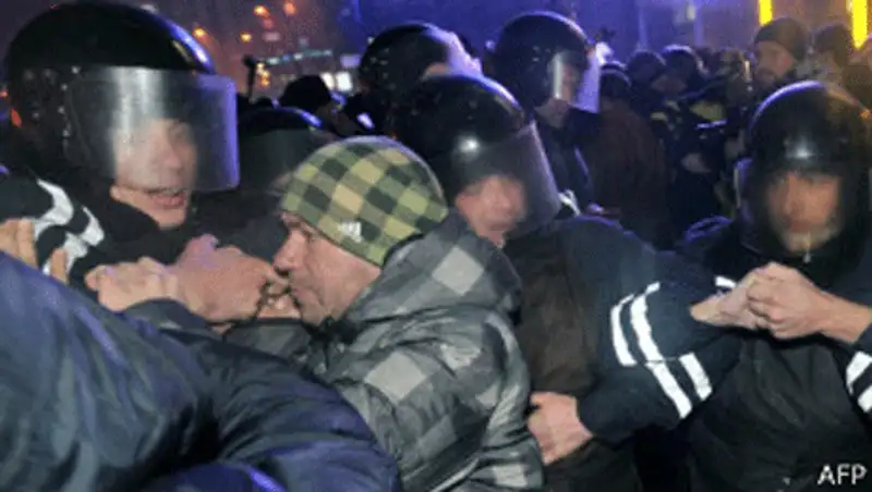 На Евромайдане в Киеве вновь произошли столкновения, фото - Новости Zakon.kz от 26.11.2013 03:15