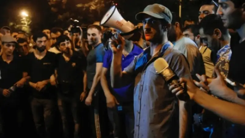 Полиция Еревана пообещала к полуночи очистить улицы от протестующих