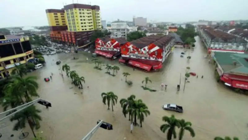 Власти Малайзии предупредили об угрозе сильных наводнений на востоке страны