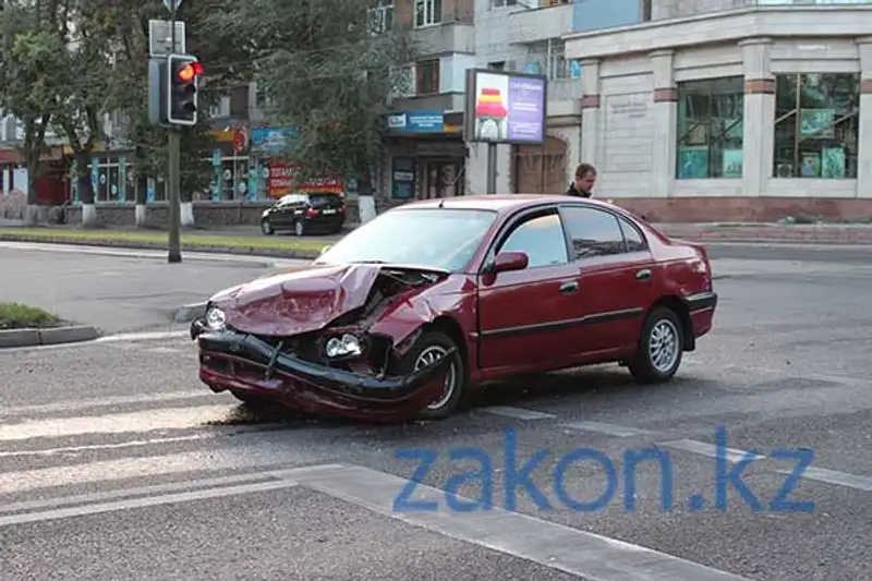 Тойота, водитель которой уснул за рулем, врезалась в Мерседес, купленный 3 дня назад (фото), фото - Новости Zakon.kz от 19.09.2013 18:44