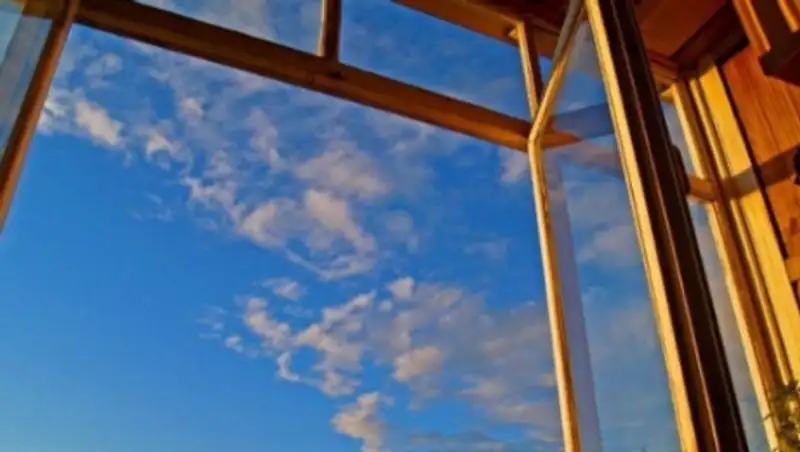 За сутки в Астане двое детей выпали из окон, один погиб