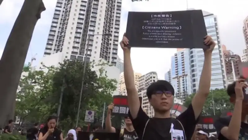 Сотни протестующих блокируют главные улицы Гонконга и здание правительства