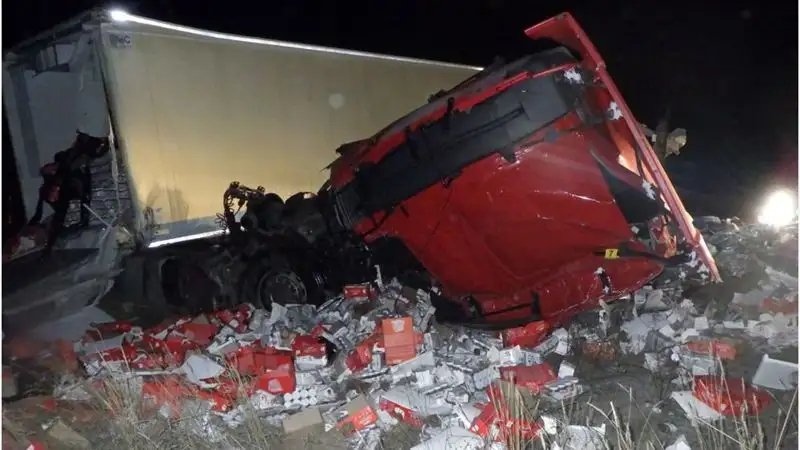 Водитель погиб в результате ДТП с участием двух фур на трассе в ЗКО