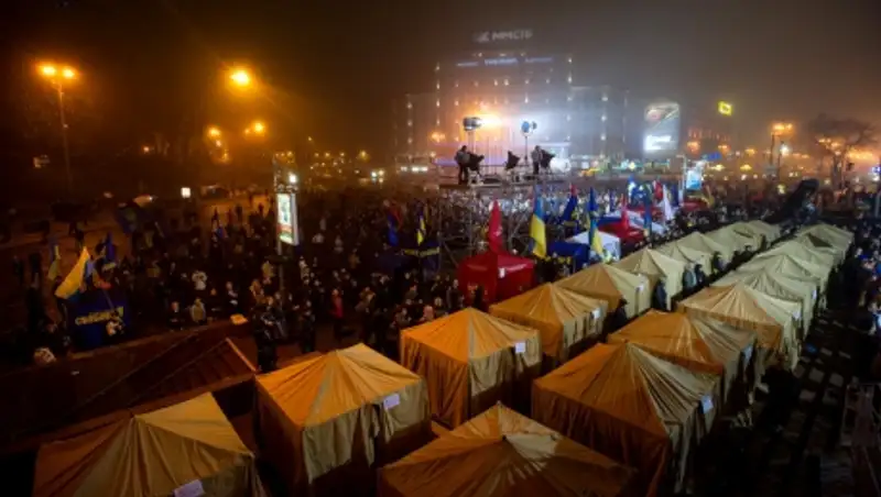 Протестующие в Киеве обустроили палаточный лагерь у здания правительства Украины