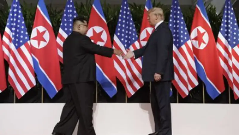 Дональд Трамп и Ким Чен Ын встретились и пожали друг другу руки