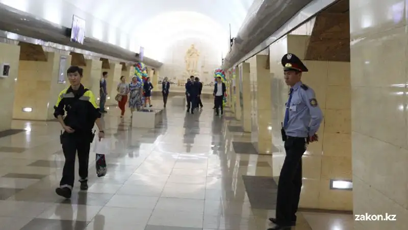 полиция на станциях метро, Алматинский метрополитен, фото - Новости Zakon.kz от 27.07.2022 13:53