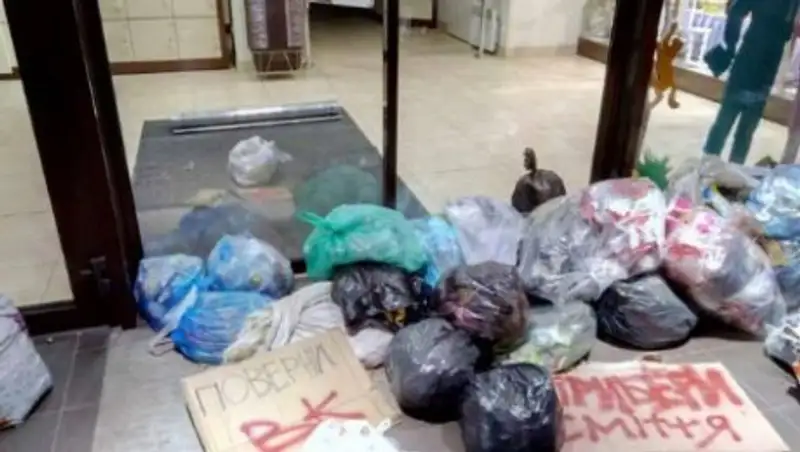 Во Львове магазин Roshen забросали мусором из-за блокировки "ВКонтакте"