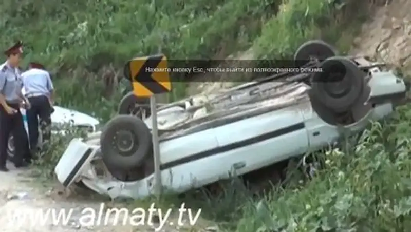 Автомобиль с пятью алматинцами сорвался в обрыв