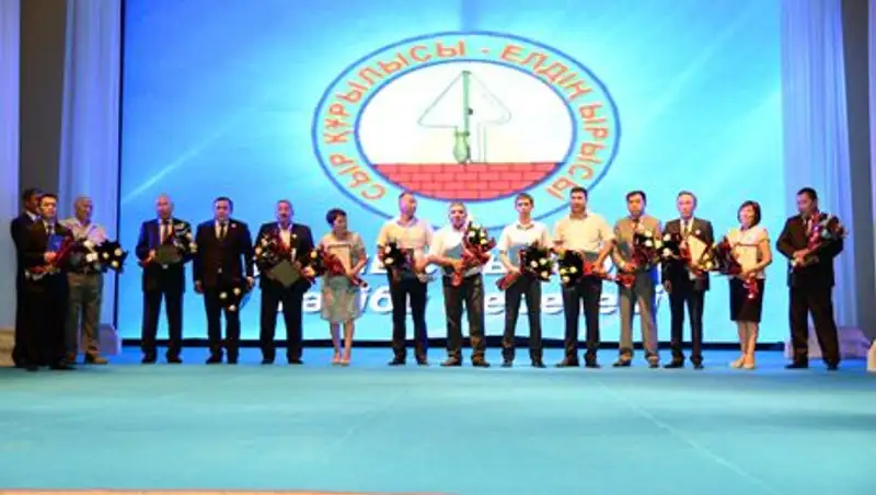 Аким Кызылординской области поздравил строителей