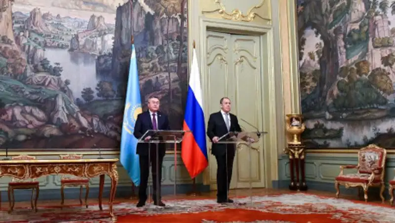 Тлеуберди провел встречу с Лавровым