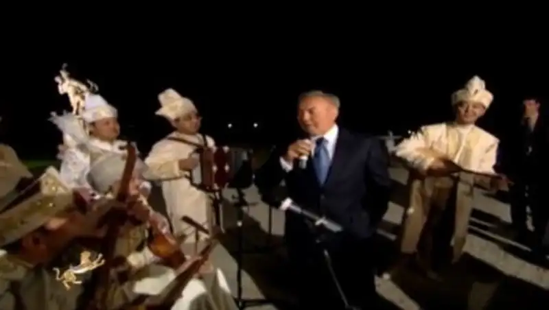 Архив: Назарбаев исполнил народную песню