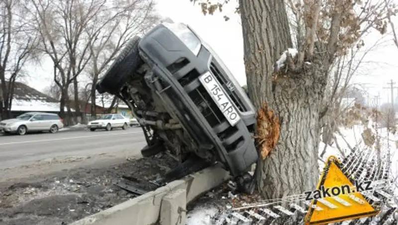 В Алматы из-за невнимательности произошло два ДТП подряд на одном месте
