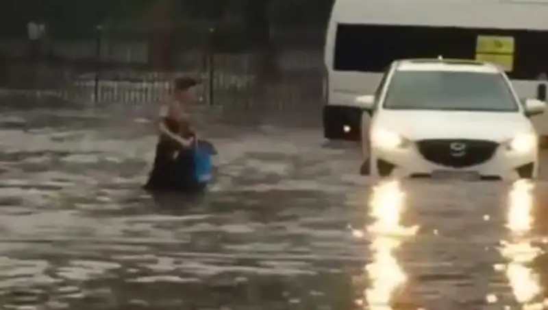 В ластах и на надувных матрацах. Как павлодарцы отреагировали на потоп
