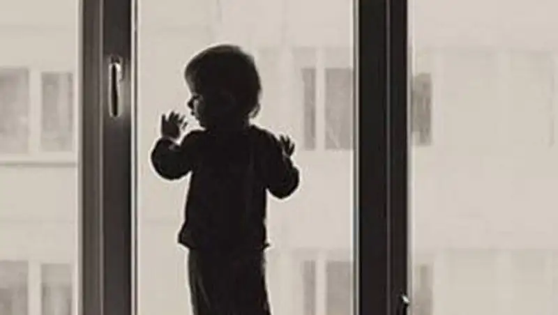 В Алматы с пятого этажа упал пятилетний малыш