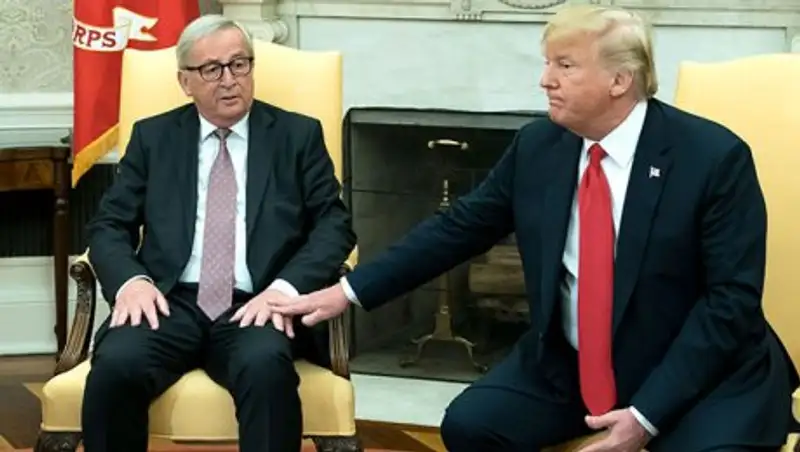 Фотография кладбища: глава Еврокомиссии сделал Трампу неожиданный подарок