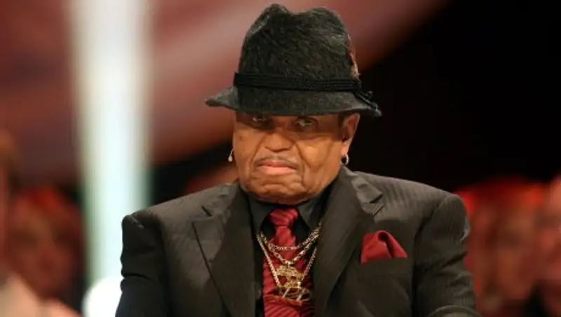 Отец Майкла Джексона попал в ДТП