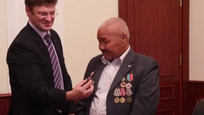 В Актау участника войны в Афганистане наградили орденом Красной звезды