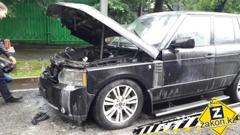 В центре Алматы загорелся Range Rover