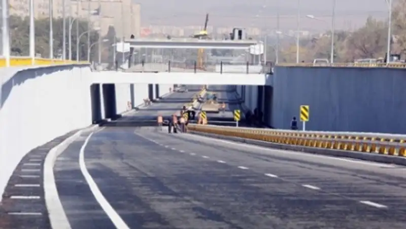 Движение автотранспорта в Алматы мешает ремонту теплосетей