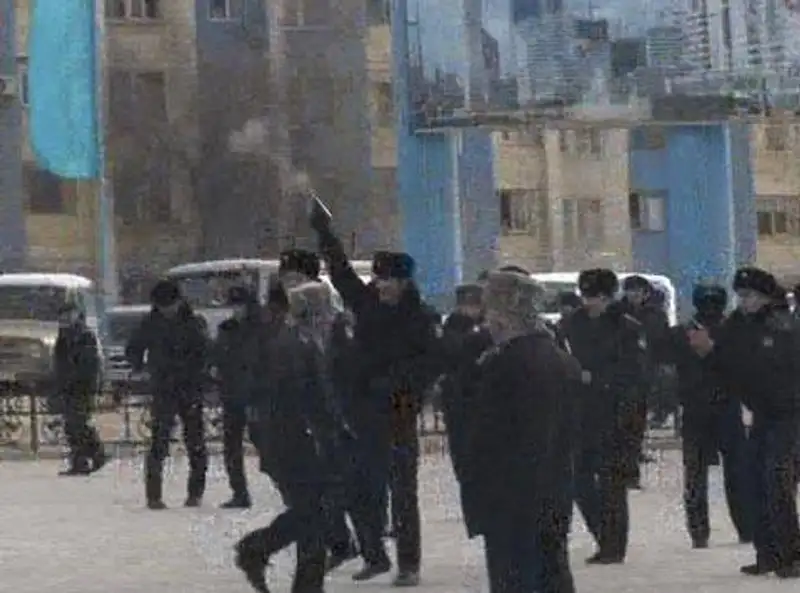 В массовых беспорядках в Жанаозене погибло 14 человек (фото) В массовых беспорядках в Жанаозене погибло 14 человек (фото), фото - Новости Zakon.kz от 17.12.2011 02:10