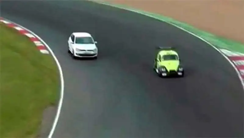 В Великобритании водитель выехал на раллийную трассу в самый разгар соревнований